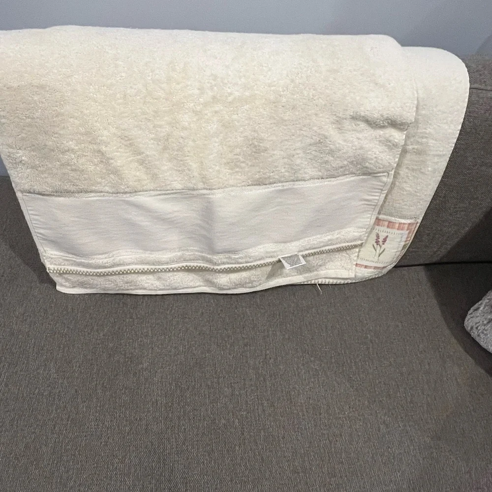 Croscill 2 Hand and 2 Bath Towels / Ivory Floral